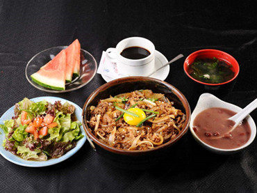 金山食堂承包公司有強(qiáng)大的后盾，在食品安全上確實(shí)可以放心。